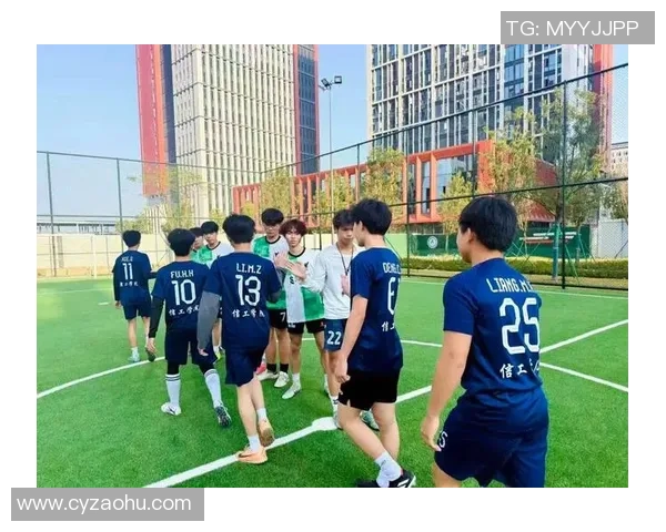 足球人海中追梦的少年们与绿茵场上的激情碰撞